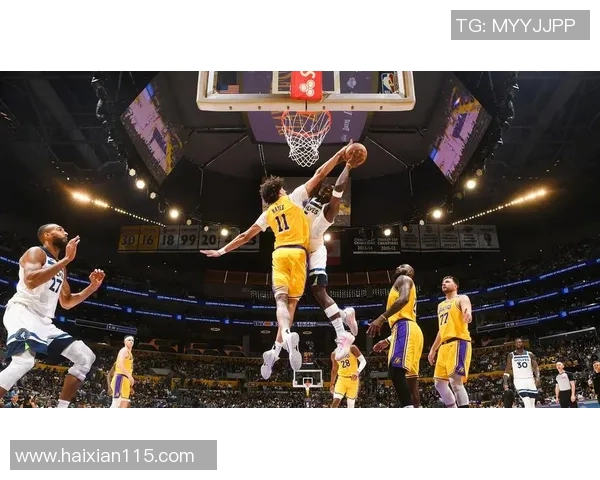 插翅难逃！库里突破拉杆上篮 还是没能躲过霍姆格伦血帽