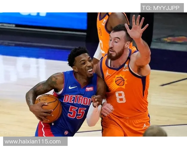 凶狠犯规!贾旺特·格林追防犯规直接与杰克逊两人冲进观众席